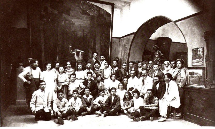 תלמידי בצלאל ליד הציור "היהודי הנצחי" של שמואל הירשנברג